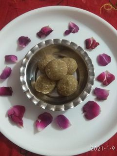 लड्डू (ladoo recipe in Hindi) रेसिपी मुख्य फोटो