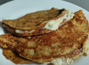 Una foto de Tortillas de maíz con queso fresco🧀🍳🌽