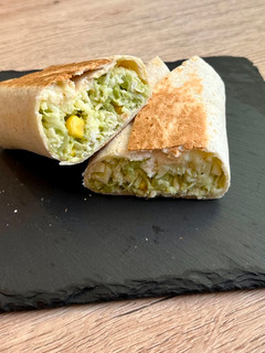 Una foto de Burrito de pollo y aguacate