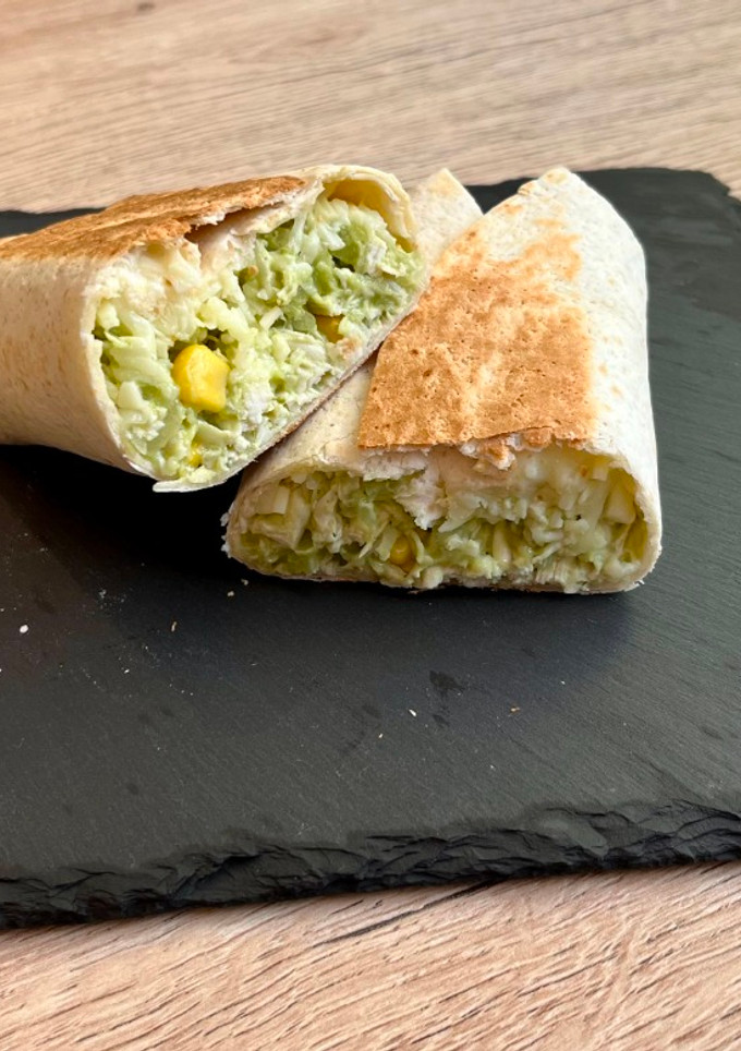Una foto de Burrito de pollo y aguacate