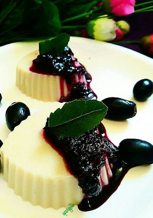 A picture of White chocolate panna Cotta with blueberry sauce.