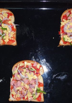 A picture of Bread Pizza.