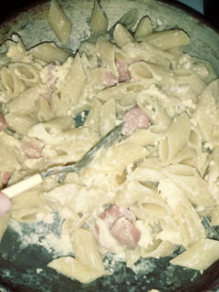 Una foto de Fideos con salchicha queso y huevo🙌😋