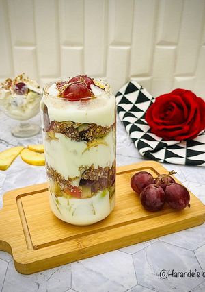 A picture of Fruit parfait.