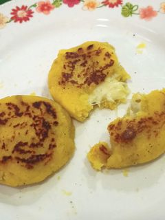 Una foto de Arepas 🫓 de papa con queso 🧀✨