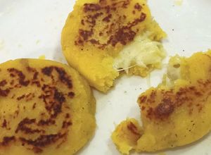 Una foto de Arepas 🫓 de papa con queso 🧀✨