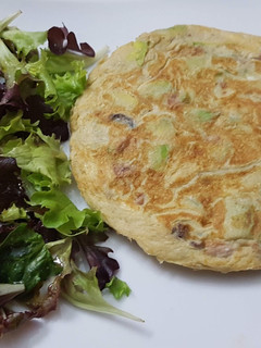 Una foto de Tortilla de aguacate y frutos secos