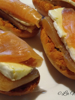 Una foto de Tostas con membrillo, queso brie y salmón ahumado