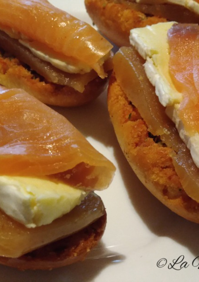 Una foto de Tostas con membrillo, queso brie y salmón ahumado
