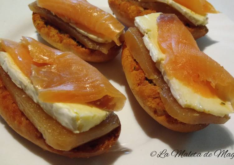 Tostas con membrillo, queso brie y salmón ahumado