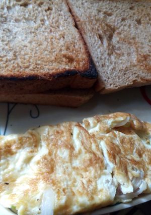A picture of Toast and omlette.