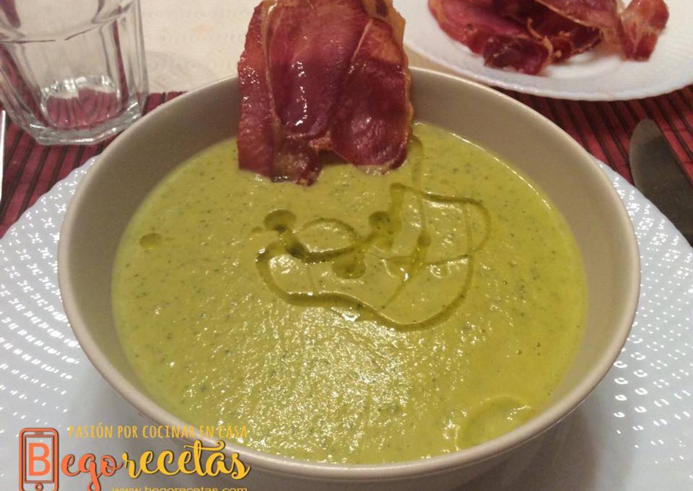 Crema de calabacín y calabaza con crujiente de jamón