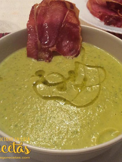 Una foto de Crema de calabacín y calabaza con crujiente de jamón