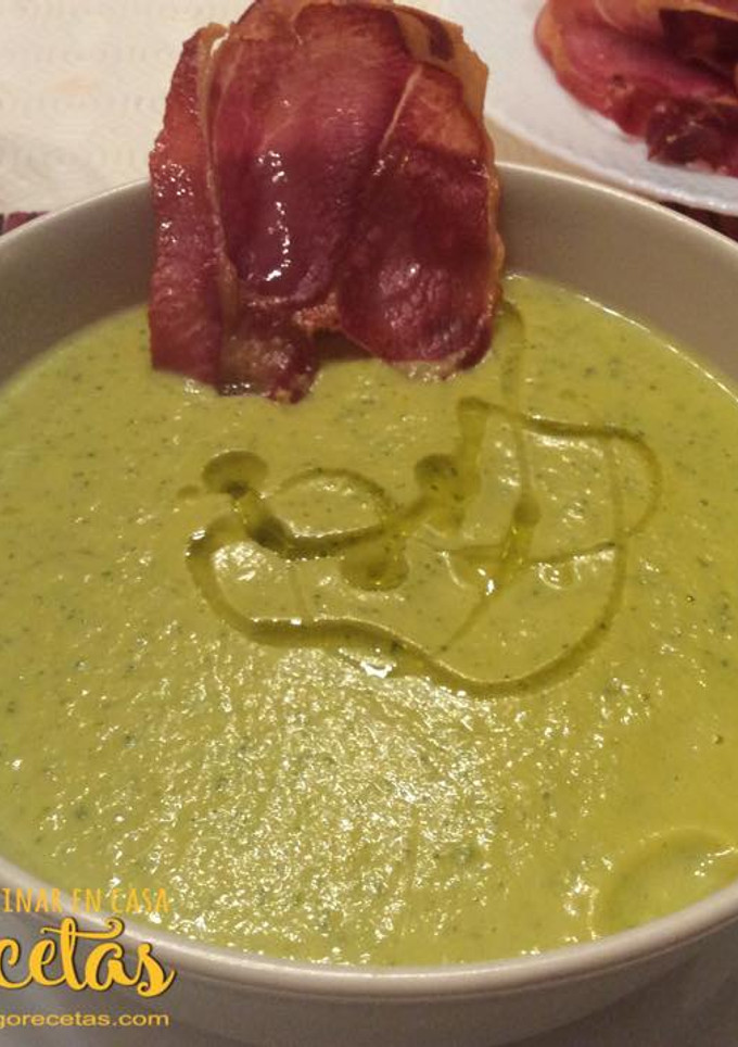 Una foto de Crema de calabacín y calabaza con crujiente de jamón