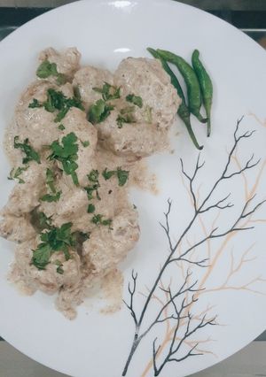 A picture of White chicken karahi.
