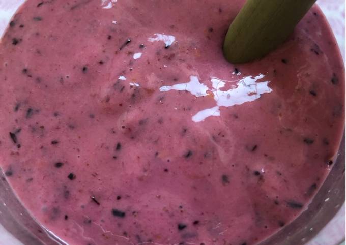 Berry maca smoothie