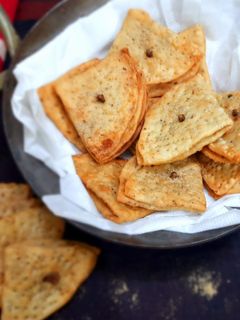 ત્રિકોણી મઠરી (Trikoni Mathri Recipe In Gujarati) રેસીપી મુખ્ય ફોટો