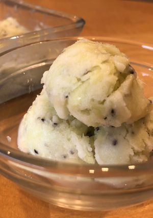 A picture of Kiwi icecream.