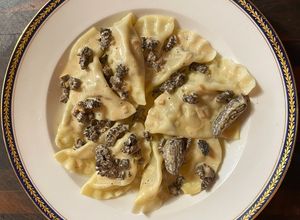 Une photo de Ravioles demi-lune morilles et ricotta, sauce Vin jaune et morilles (ok pour végétariens)