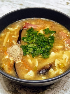Una foto de Sopa agripicante al estilo chino