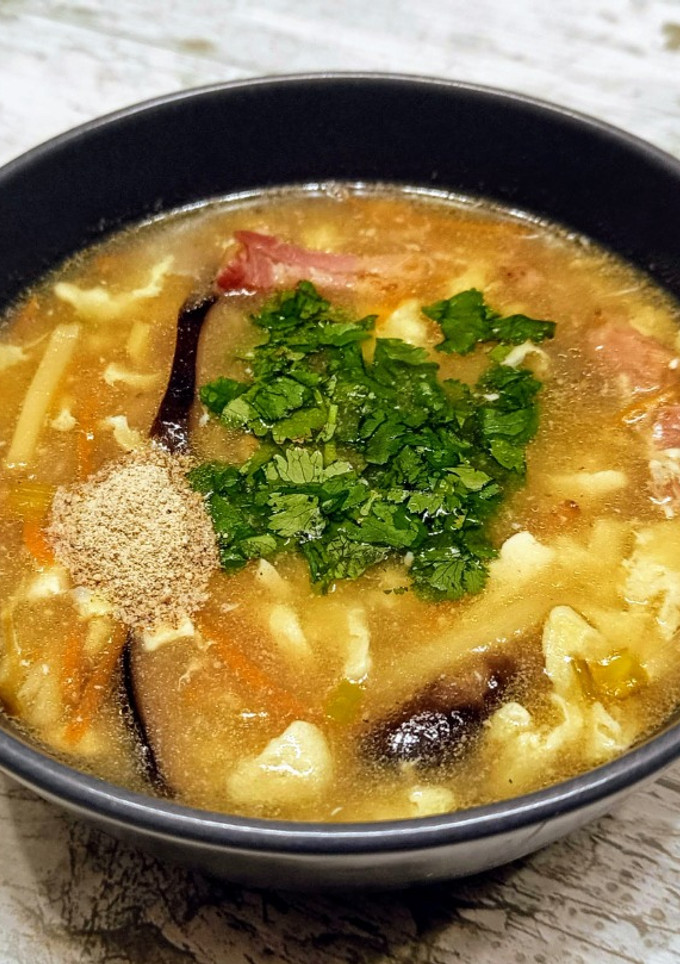 Una foto de Sopa agripicante al estilo chino