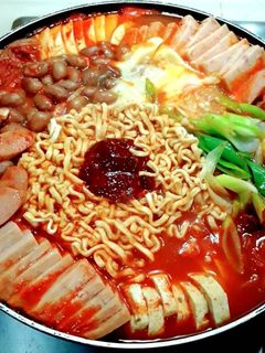 รูปของ บูเดชิเก/บูเดจิเก (หม้อไฟเกาหลี) budae jjigae army base stew