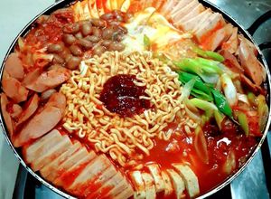 รูปของ บูเดชิเก/บูเดจิเก (หม้อไฟเกาหลี) budae jjigae army base stew