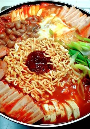 รูปของ บูเดชิเก/บูเดจิเก (หม้อไฟเกาหลี) budae jjigae army base stew