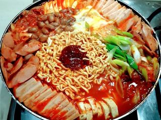 บูเดชิเก/บูเดจิเก (หม้อไฟเกาหลี) budae jjigae army base stew