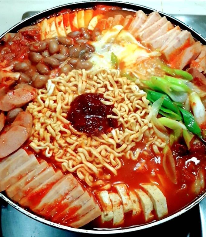 รูปของ บูเดชิเก/บูเดจิเก (หม้อไฟเกาหลี) budae jjigae army base stew
