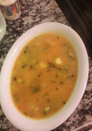 Una foto de Sopa de calabacín y verduras salteadas