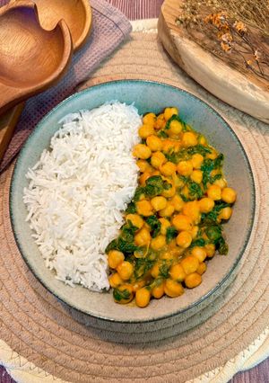 Una foto de Garbanzos con espinacas, hortalizas y arroz - (Plato de aprovechamiento)