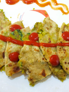લીલી તુવેર ના પરાઠા (Lili Tuver Paratha Recipe In Gujarati) રેસીપી મુખ્ય ફોટો
