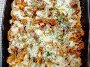 Una foto di pasta fresca al forno