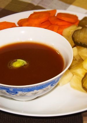 Una foto de Salsa agridulce con piña y pepinillos