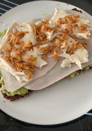 Una foto de Pan de centeno con guacamole 🥑 pavo 🦃 queso de cabra 🐐 y un poco de cebolla frita cebolla 🧅 👌👌