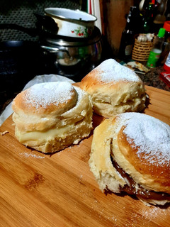 Una foto de Ensaimadas rellenas de crema pastelera y dulce de leche