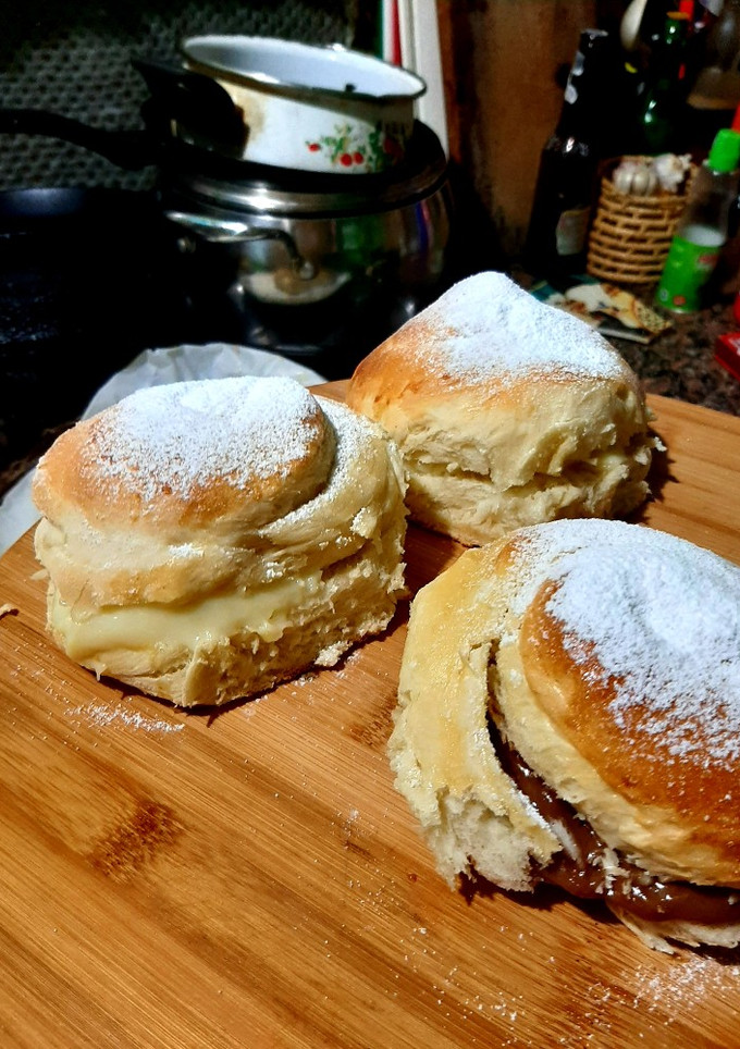 Una foto de Ensaimadas rellenas de crema pastelera y dulce de leche
