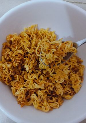 Hình của món Snack mì gói giòn rụm.