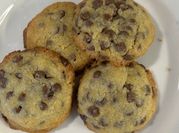 Una foto di cookies alle gocce di cioccolato