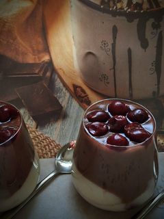 Mandulatejjel készült vaníliás-csokis puding meggyel 🪻🪷🪻🪷🪻🪷🪻 recept fotója