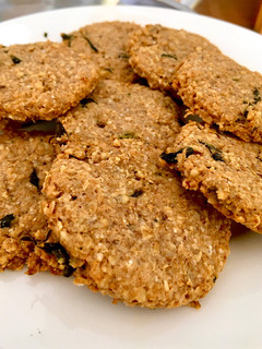 Una foto de Galletitas de parmesano, avena y nueces