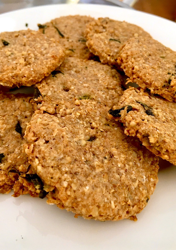 Una foto de Galletitas de parmesano, avena y nueces