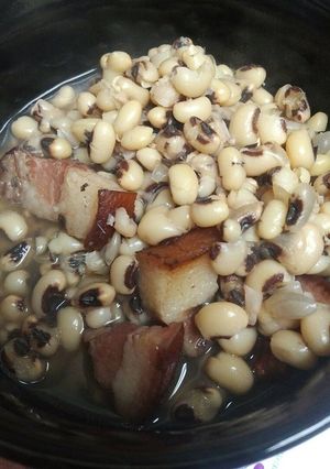 A picture of Black Eyed Peas and Hog Jowls.