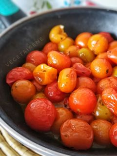 Una foto de Tomates cherry asados en la sartén
