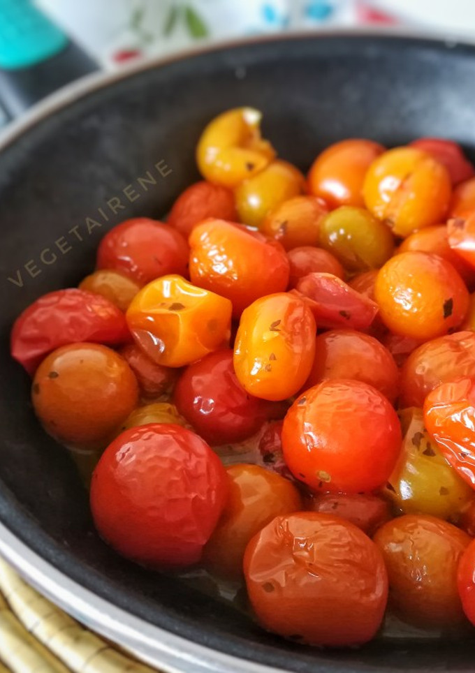 Una foto de Tomates cherry asados en la sartén