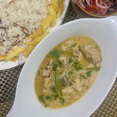 A picture of White chicken curry.