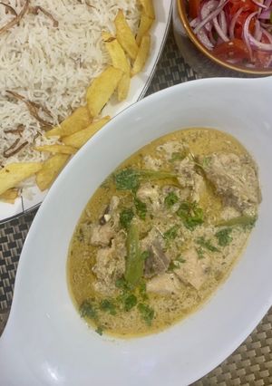 A picture of White chicken curry.