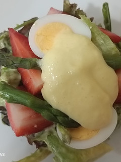 Una foto de Ensalada de brotes con vinagreta de crema de naranja
