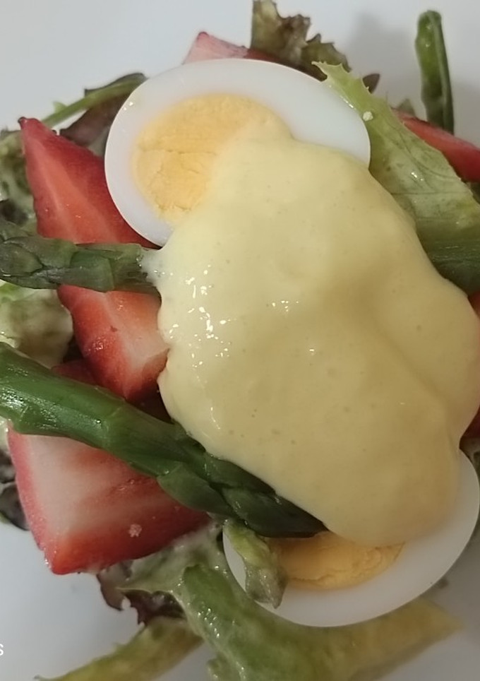 Una foto de Ensalada de brotes con vinagreta de crema de naranja